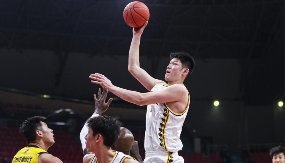 意甲前瞻：尤文图斯 VS 那不勒斯时间：2023-12-09 03:45尤文图斯目前积33分暂列积分榜第2，距离榜首的国米仅有2分差距，此役球队的抢分战意毋庸置疑，尤文图斯在最近的一轮联赛客场2-1击败蒙扎，各项赛事近9场取得7胜2平的不败战绩，球队近期的整体走势非常稳健，尤其是防线稳固，过去9场比赛尤文图斯多达6场能够零封对手，且期间合计仅失3球。